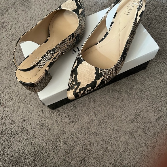 Warn a couple times. No scuffs - Picture 3 of 4